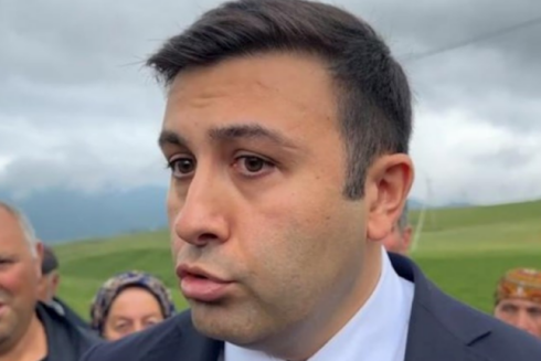 Gədəbəyin icra başçısı özünü “siyasi rəhbər” elan edib - FOTO