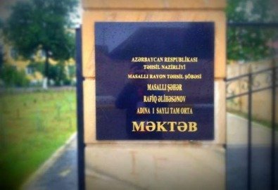 Masallı şəhər Rafiq Əlihəsənov adına 1 nömrəli tam orta məktəbin direktoru Taleh Əkbərov vəzifəsini şərəflə yerinə yetirir.