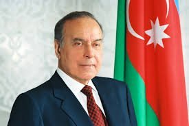 Daşkəsən Mənzil Kommunal Təsərrüfat Birliyinin rəisi Emil müəllim : Heydər Əliyevin siyasi portretini cızarkən ilk öncə onun tarixin çətin dönəmində meydana çıxmış, xalqın xilaskarı və aparıcı liderinə çevrilmiş bir şəxsiyyət olduğunu qeyd etməliyik.