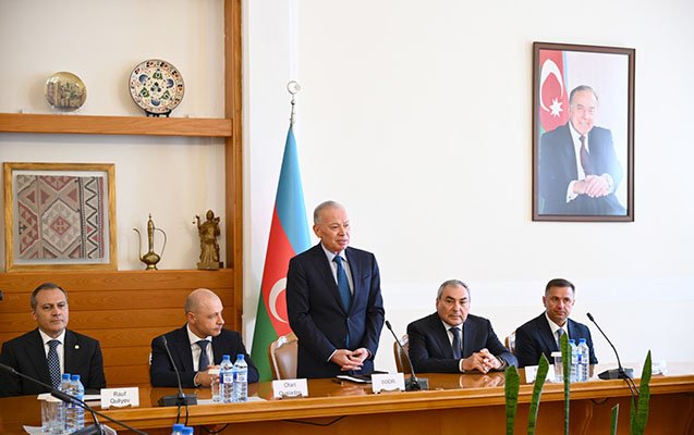 Kollektivə təqdim olundular