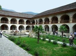 Şəki şəhər Karvansaray mehmanxana kompleksinin rəhbəri Hacı Şahin Hüseynov vəzifəsini şərəflə yerinə yetirir